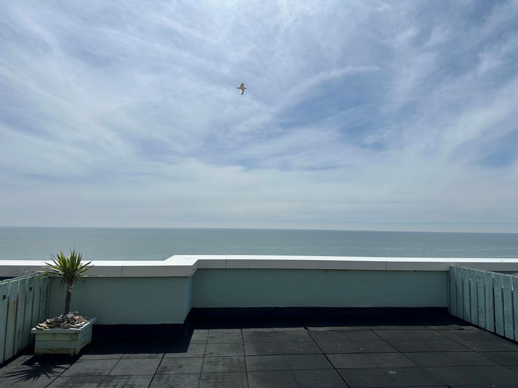 Lot: 63 - TWO-BEDROOM PENTHOUSE WITH ROOF TERRACE AND SEA VIEWS - Roof Terrae